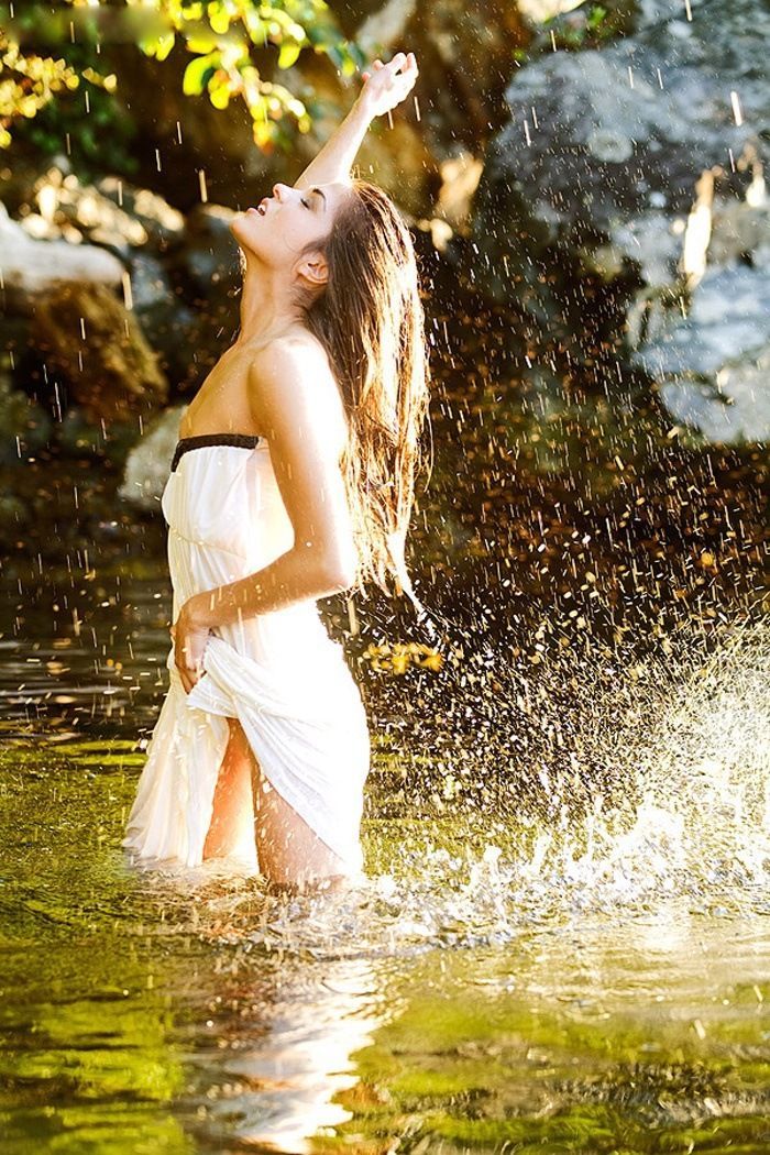 Marie Avgeropoulos in Kirkuk