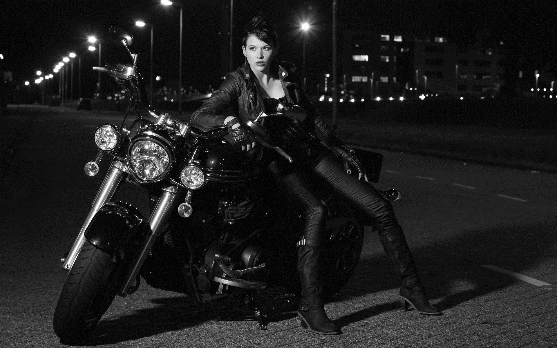 Photo Beautiful girls and motorcycles in Kirkuk