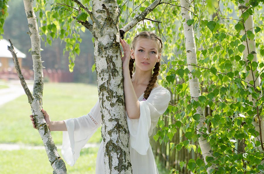 Women in Slavic costumes in Kirkuk