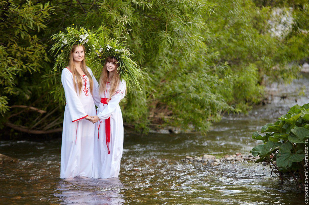 Women in Slavic costumes in Kirkuk