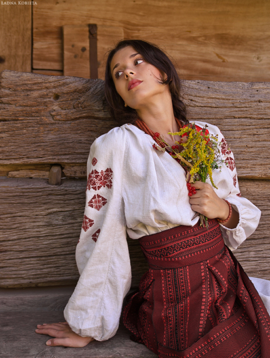 Girls in Slavic costumes in Kirkuk