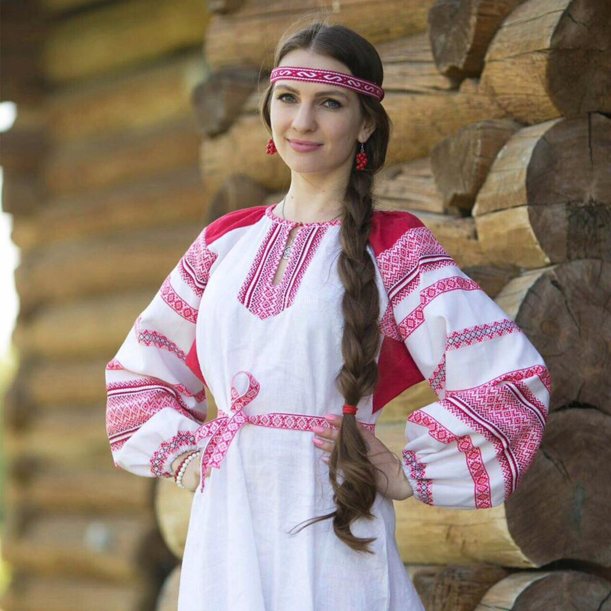 Girls in Slavic costumes in Kirkuk