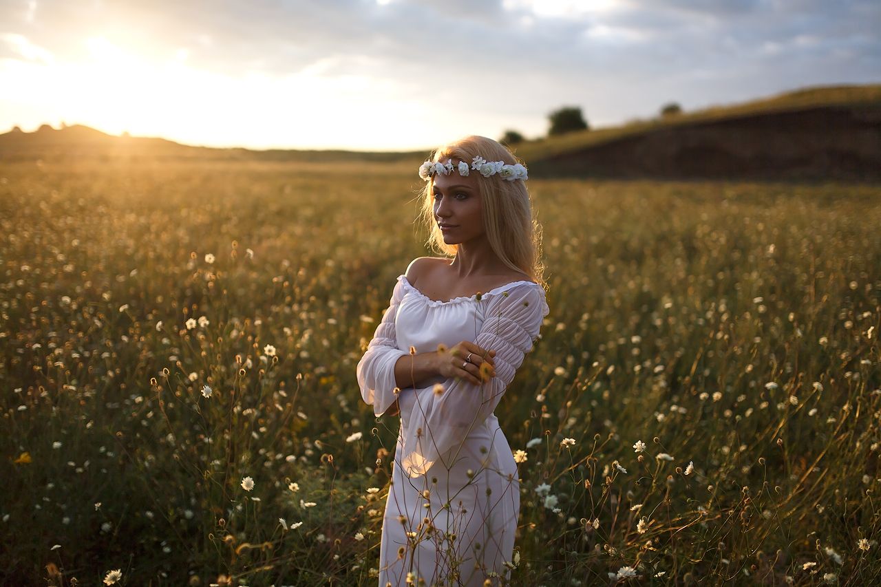 Girls in Slavic costumes in Kirkuk