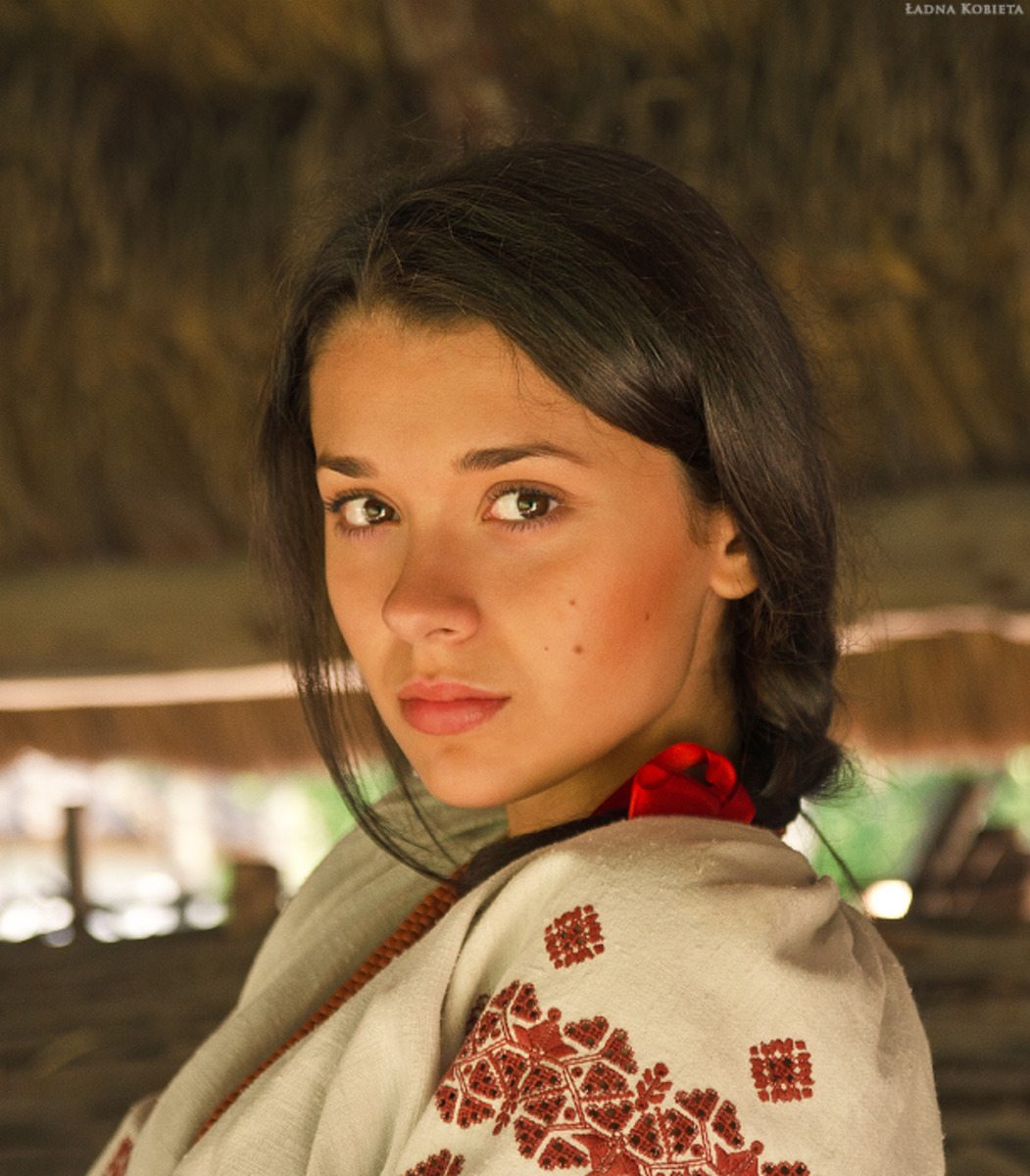 Girls in Slavic costumes in Kirkuk