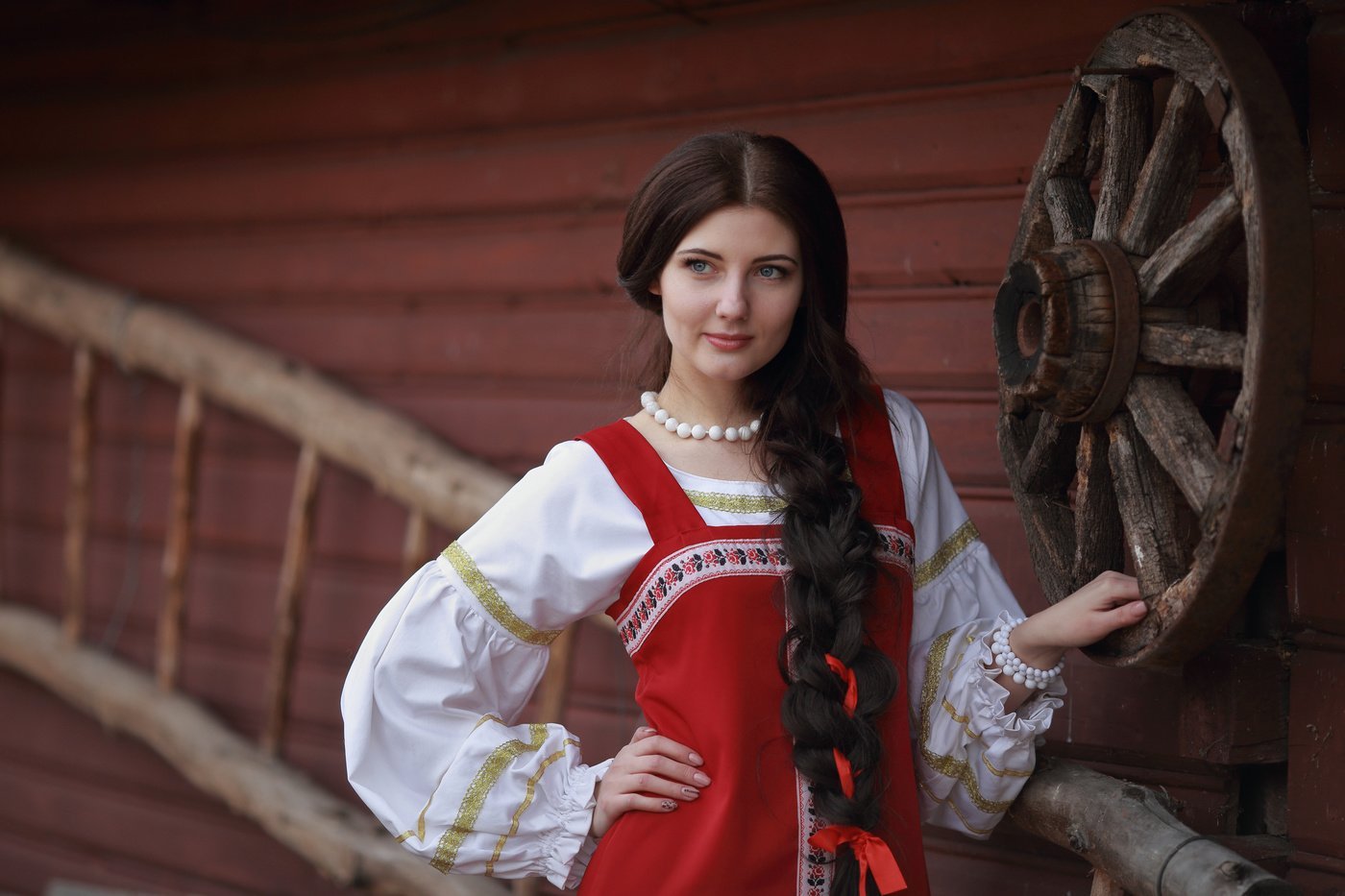Girls in Slavic costumes in Kirkuk