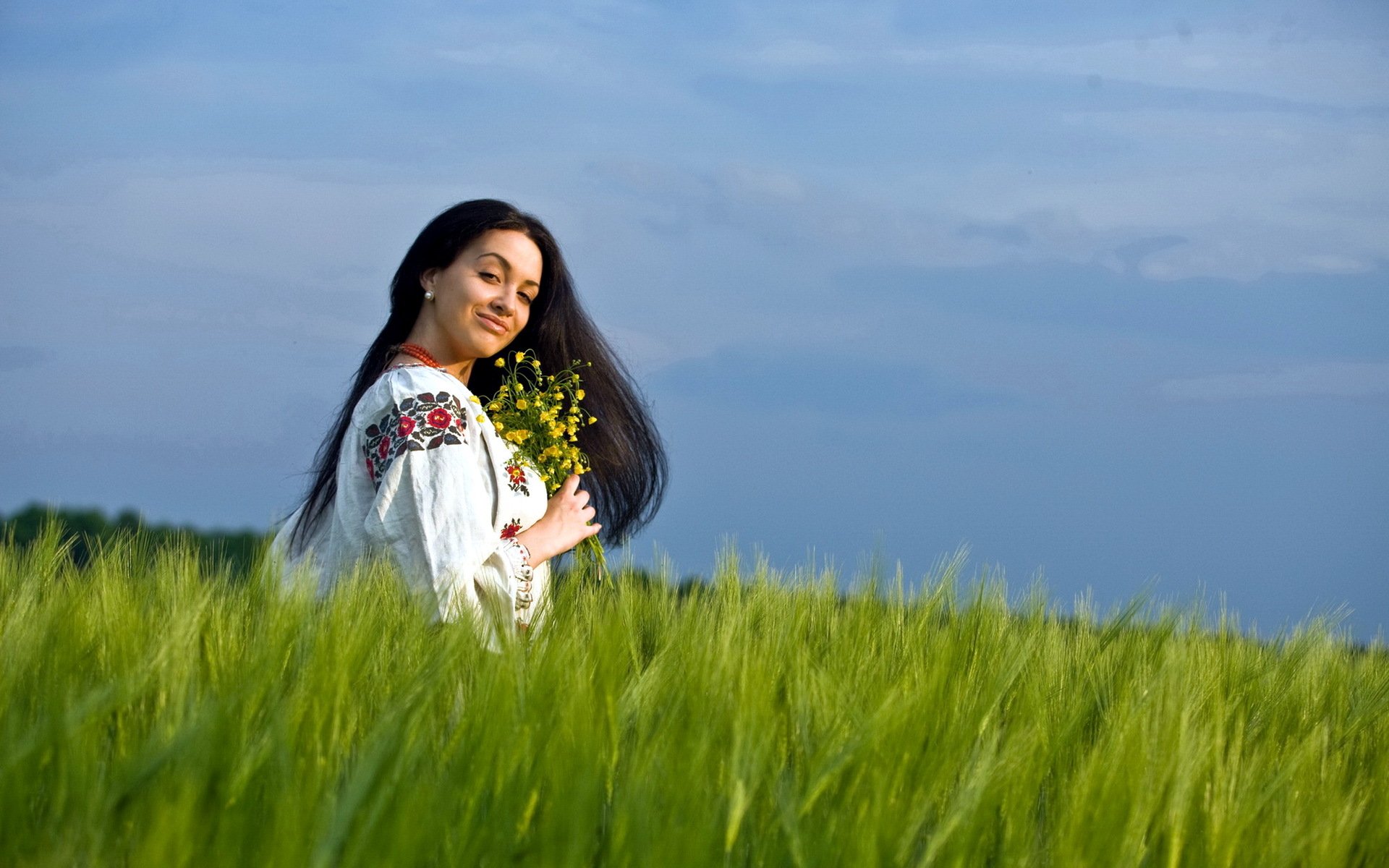 Girls in Slavic costumes in Kirkuk